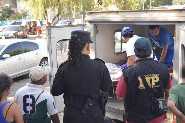 El hombre murió en el Centro de Salud local. (Foto Prensa Libre: Oswaldo Cardona)