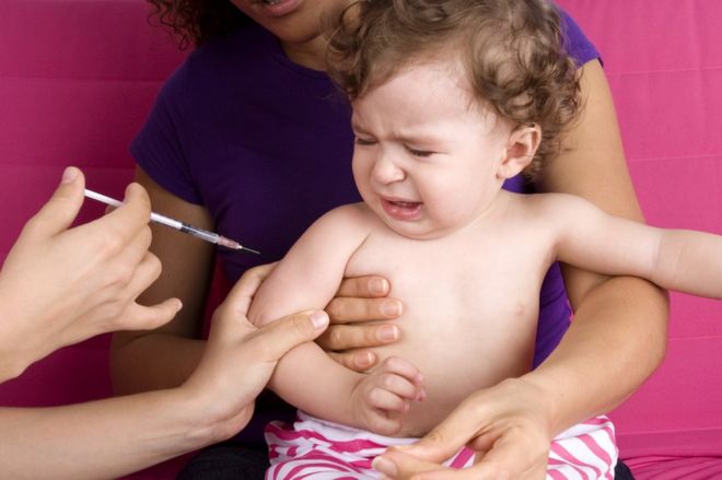 La mayoría de las veces los niños les temen más a las agujas que al dolor de la inyección, según expertos. (GETTY IMAGES).