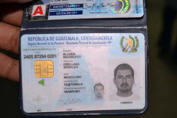 Un agente de la PNC muestra la licencia de conducir de Bladen Rigoberto Orellana Morales. (Foto Prensa Libre: Hugo Oliva)