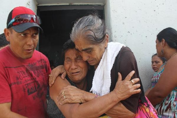 Ercilia Ramírez llora —centro— al enterarse de la muerte repentina y sospechosa de su hijo. (Foto Prensa Libre: Óscar González)