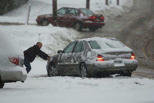 automovilistas afectados por las nevadas del sábado último en Ohio, EE. UU. (Foto Prensa Libre: AP)