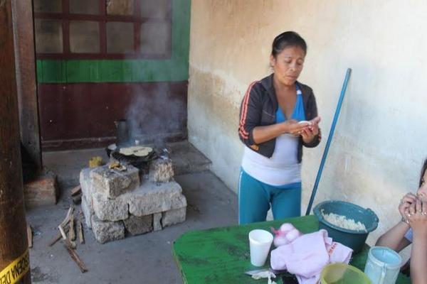 Los afectados por el sismo debieron cocinar sus alimentos de otra forma, debido a que sus casas resultaron dañadas. (Foto Prensa Libre: Edgar Domínguez)