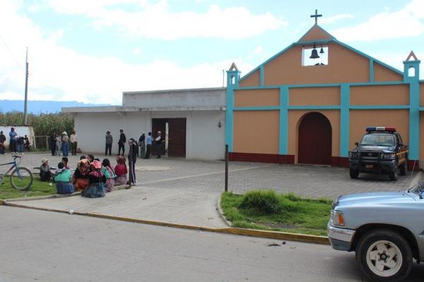 El robo fue cometido en la iglesia de la comunidad San Felipe Xejuyup. (Foto Prensa Libre: Édgar Domínguez)