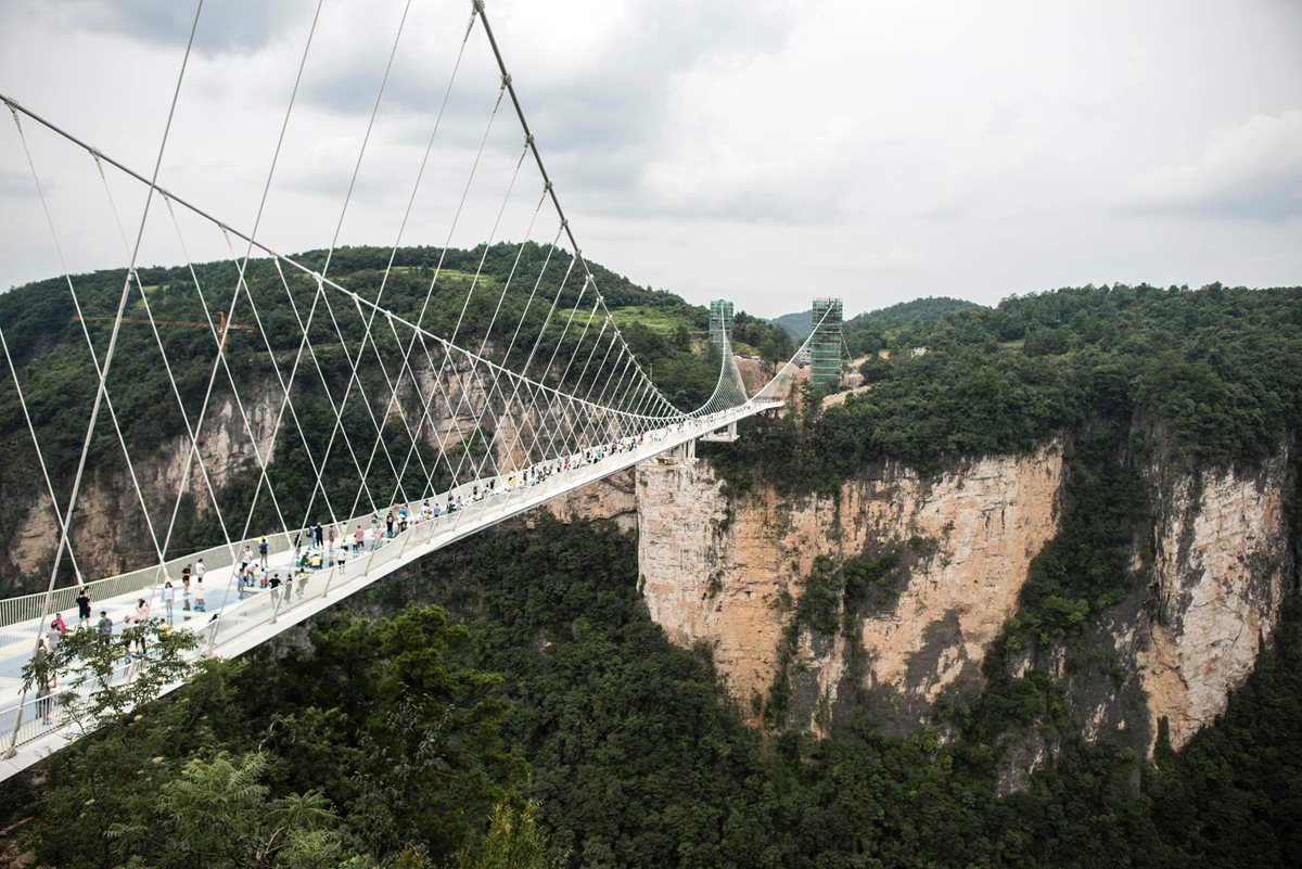 Con 430 metros de largo el puente cristal en la provincia de Zhangjiajie,es el más largo del mundo. (Foto Prensa Libre: AFP).