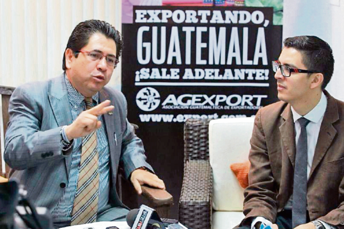 Netzer Castillo y Guillermo Pineda, directivos de Agexport, durante la rueda de prensa. (Foto Prensa Libre: Álvaro Interiano)