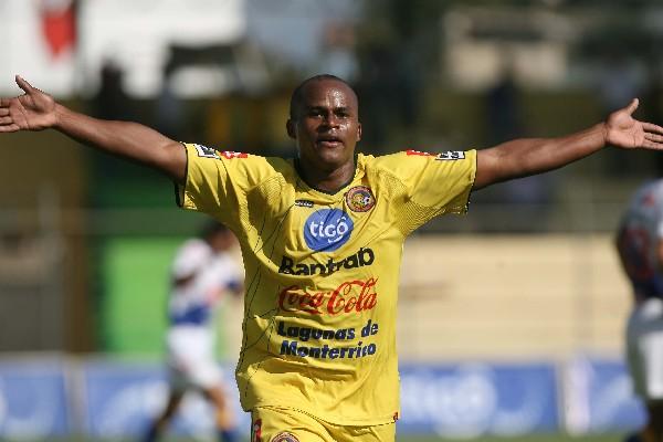 Jonny Brown anotó dos goles para Marquense, ante la Usac. (Foto Prensa Libre: Romeo Ríos)