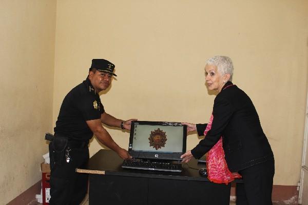 Adela camacho de Torrebiarte entrega una de las 17 computadoras, en  Alta Verapaz.