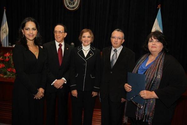 María Eugenia  Villagrán —al centro—, procuradora General de la Nación, junto a autoridades de la URL; Vania Soto,  Ronaldo Escobar Menaldo,  Larry Andrade y Fabiola Padilla.  Foto: Prensa Libre: Edwin Castro