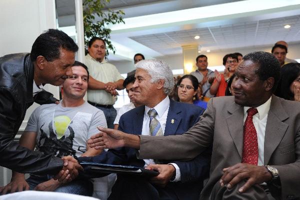 Sergio Camargo — centro — fue reelecto para continuar en el COG. (Foto Prensa Libre: Hemeroteca PL)