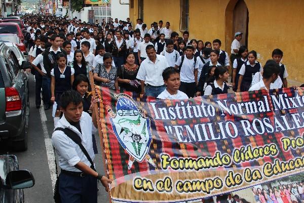 estudiantes marchan en Cobán.