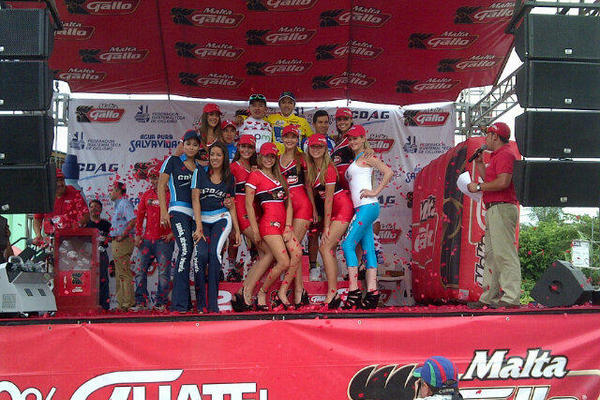 El colombiano Alejandro Serna, del Movistar, celebra en el podio junto a su compatriota Freddy Piamonte y el guatemalteco Walter Escobar al final de la tercera etapa de la Vuelta Mundo Maya 2012. (Foto Prensa Libre: Fernando Ruiz)