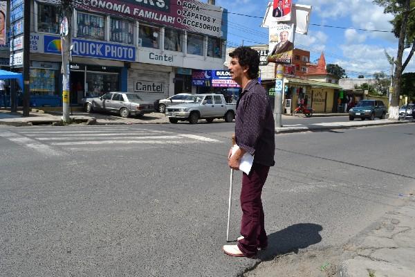 Un invidente afronta dificultad para atravesar una calle en la Ciudad de Quetzaltenango.