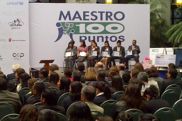 Los maestros reciben reconocimientos por su innovación en la educación. (Foto Prensa Libre: Erick Avila)<br _mce_bogus="1"/>