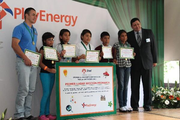 estudiantes ganadores del programa Play Energy Guatemala.