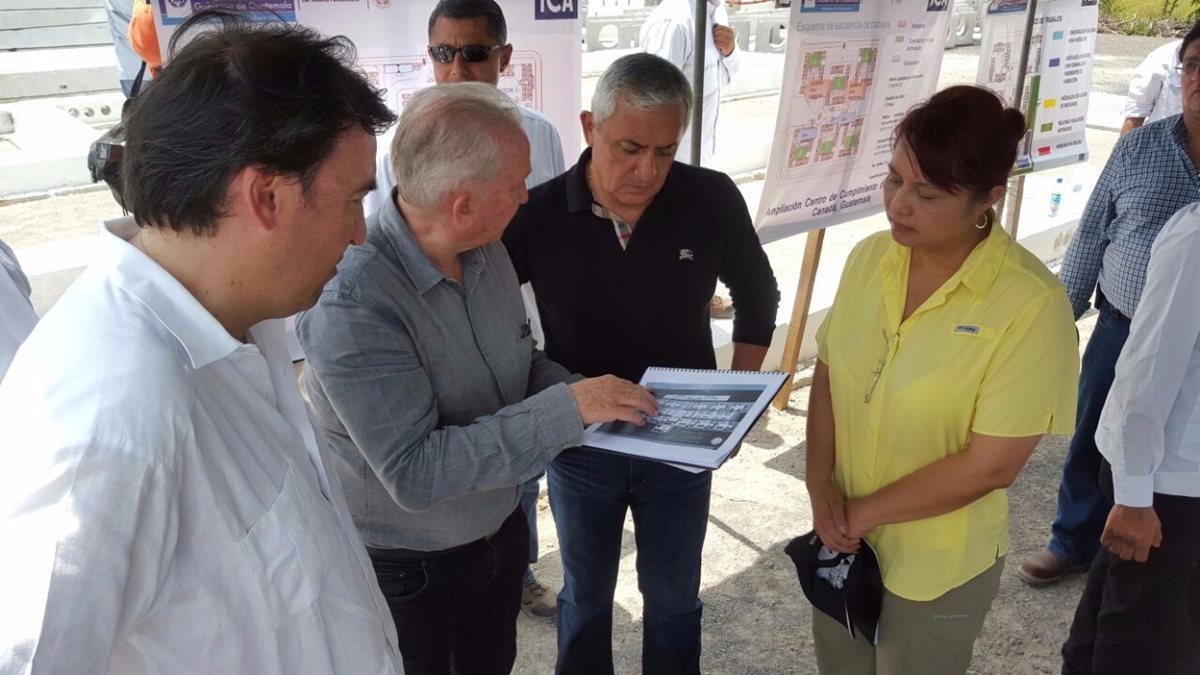 El presidente Otto Pérez Molina y la ministra de Gobernación Eunice Mendizábal supervisan la construcción de dos módulos carcelarios en Escuintla (Foto Prensa Libre: Cortesía Presidencia)