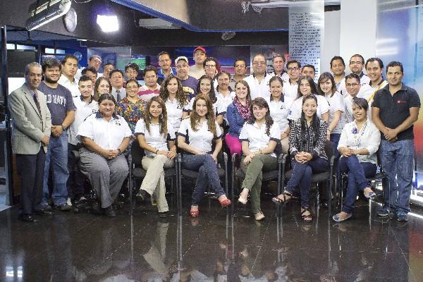 Personal a  cargo de la producción de Noticiero Guatevisión.