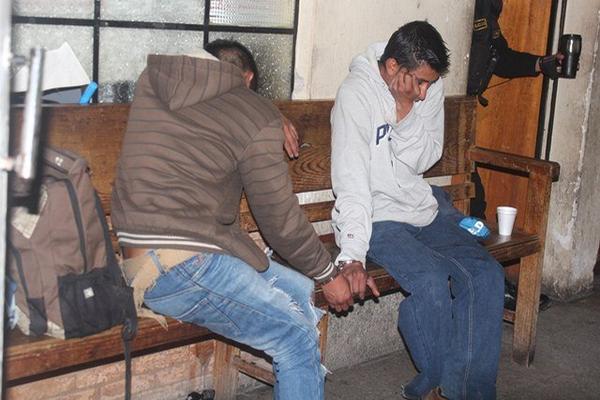 Los dos presuntos asaltantes capturados permanecen en la subestación de San Cristóbal Totonicapán. (Foto Prensa Libre: Édgar Domínguez) <br _mce_bogus="1"/>