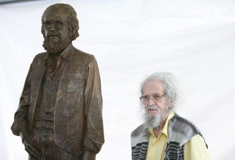 Desde el viernes se trabaja en  la instalación de la escultura de Efraín Recinos,  esculpida por Édgar Guzmán Schwartz, la cual será develada esta tarde en el Centro Cultural Miguel Ángel Asturias. CARLOS SEBASTIÁN