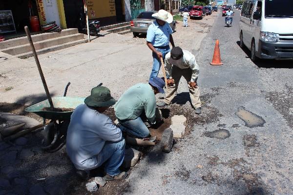 Trabajadores de comunas de Jutiapa bachean carreteras.