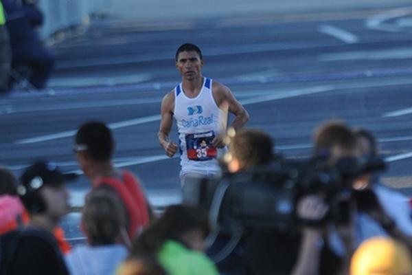 Alfredo Arévalo, cruza la meta y gana el tercer lugar del maratón Disney 2014. (Foto Prensa Libre: Francisco Sánchez)