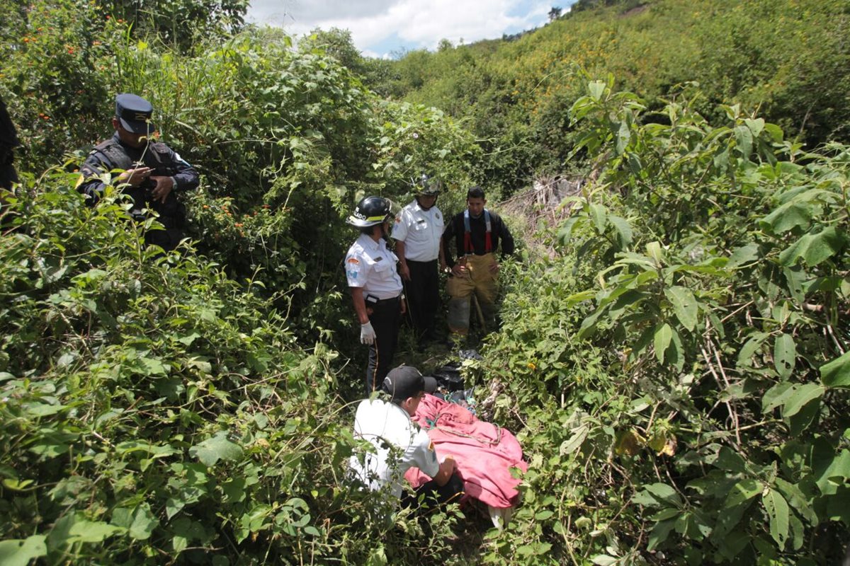 El cadáver de una mujer fue localizado en un río de aguas negras, en la zona 18. (Foto Prensa Libre: Érick Ávila)