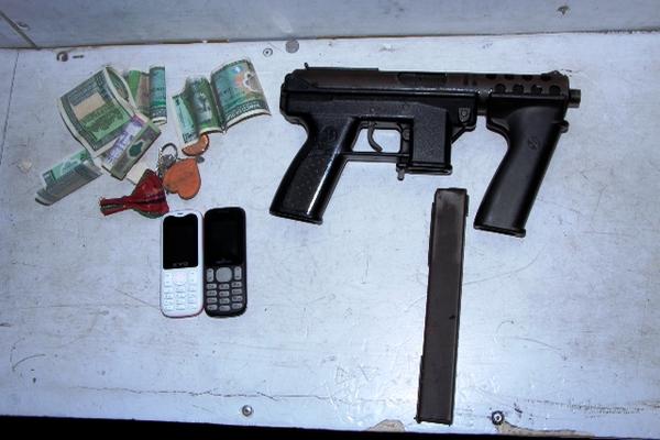 Dalia Floreli López De León, de 23 años, portaba una subametralladora mini Uzi. (Foto Prensa Libre: PNC)