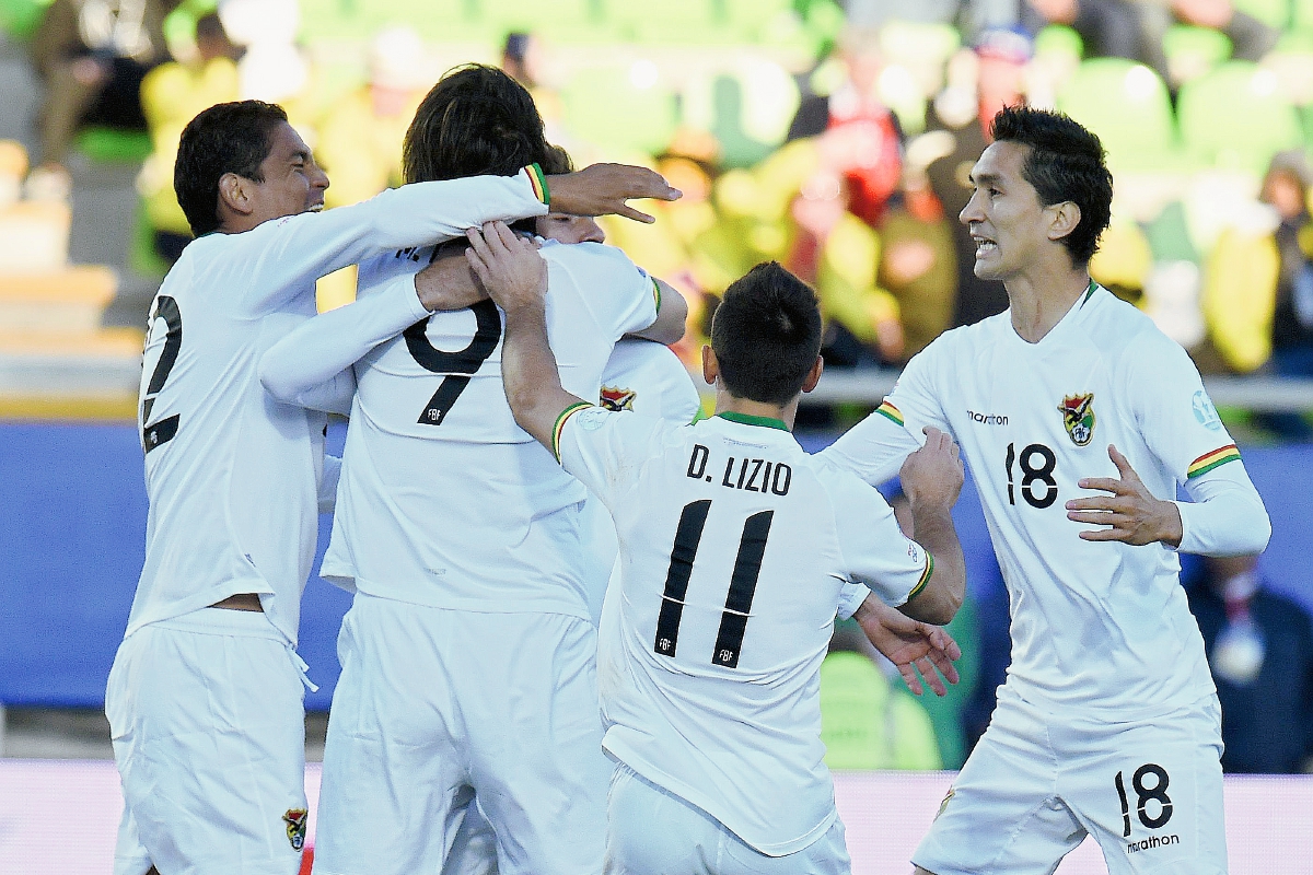 Ronald Raldes celebra con sus compañeros uno de los goles en el triunfo contra Ecuador. (Foto Prensa Libre: AFP)