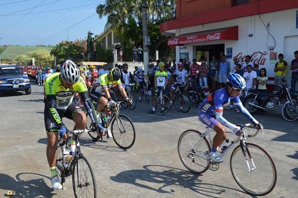 Ciclistas de Nuevo San Carlos, Retalhuleu, participan en una carrera durante la celebración de la feria titular del municipio. (Foto Prensa Libre: Jorge Tizol)<br _mce_bogus="1"/>