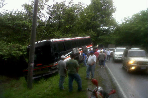 Autobús de Transportes Vargas que chocó contra el picop en la ruta entre Estanzuela y Zacapa. (Foto Érick de La Cruz)<br _mce_bogus="1"/>