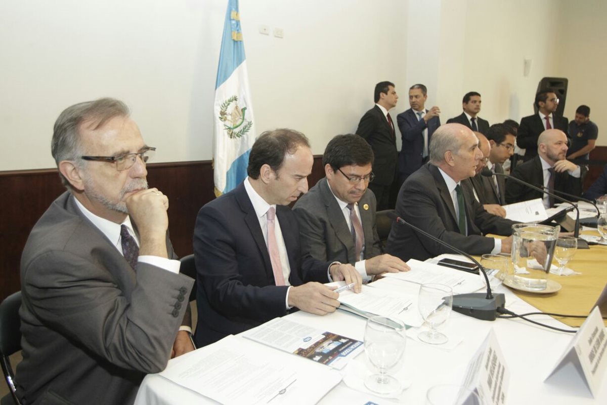 El comisionado de Cicig, Iván Velásquez, acompaña a la mesa técnica para socializar las reformas al sector justicia en el Congreso. (Foto Prensa Libre: Edwin Bercián)