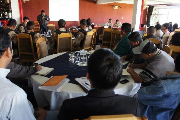 Autoridades de la Gobernación Departamental y del Conap,  durante taller, en Panajachel.