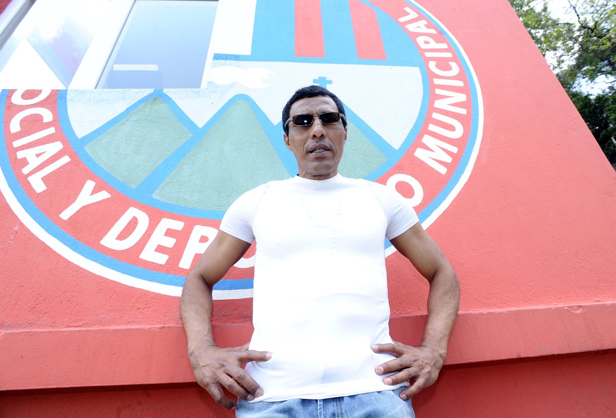 Julián Arturo "el Peruano" Vargas, visitó el estadio El Trébol, sede del equipo escarlata. (Foto Prensa Libre: Francisco Sánchez)