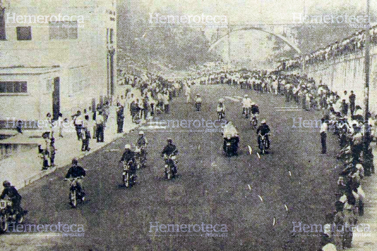 Los competidores pasan frente al Estadio Nacional Mateo Flores, al fondo se observa el Puente Olímpico. Foto: Hemeroteca PL