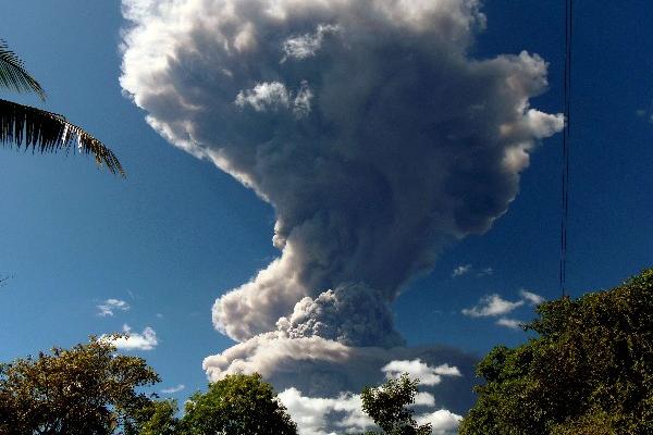 El volcán Chaparrastique, ubicado a 140 km de San Salvador, lanzó cenizas el domingo último. (Foto Prensa Libre: AFP)