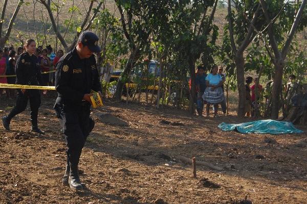 Agente acordona área donde sucedió   crimen, en Coatepeque.