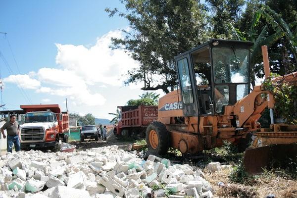 Maquinaria y camiones están abandonados en la comuna de Pueblo Nuevo Viñas, Santa Rosa.