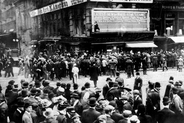 Abril de 1912. Las multitudes se reúnen alrededor del tablón de anuncios del periódico New York, en Estados Unidos, donde los nombres de las personas rescatadas del hundimiento del Titanic se muestran. (Foto Prensa Libre: AP)