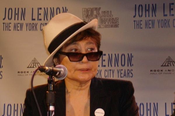 Yoko Ono se inspira en Lennon para hacer diseños de la moda. <br _mce_bogus="1"/>