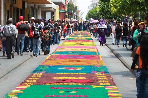 Procesión recorre el Paseo de la Sexta sobre la alfombra más grande del mundo. (Foto Prensa Libre: Estuardo Paredes)<br _mce_bogus="1"/>