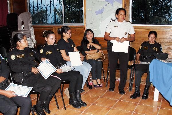 Parte del grupo de mujeres que participa en el diplomado que se efectúa  en Izabal.