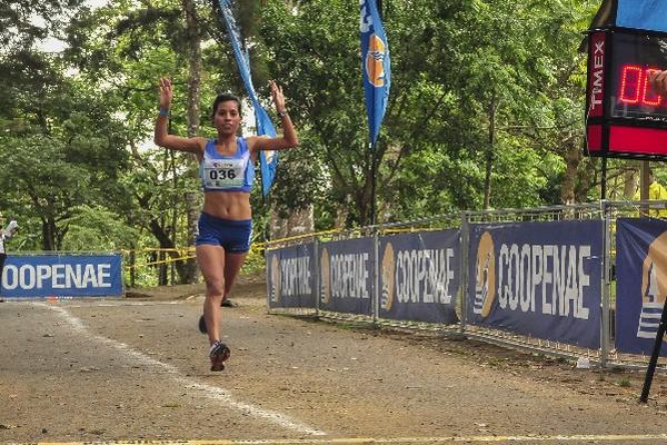 Merlin Chalí levanta los brazos al llegar en primer lugar, con lo que demostró su buen nivel para ser protagonista. (Foto Prensa Libre: cortesía La Nación)