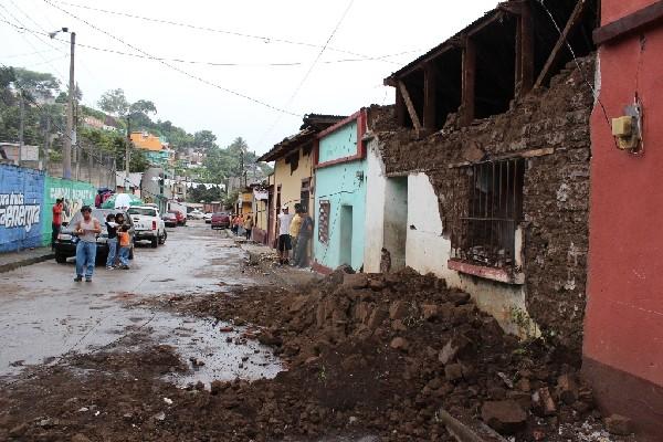 Calle de Cuilapa, Santa Rosa, donde varias viviendas resultaron con  severos daños debidos a los sismos. (Archivo)