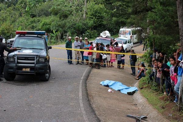 El acompañante de un motorista murió tras la colisión de la motocicleta con un picop en la ruta de Mataquescuintla, Jalapa. (Foto Prensa Libre: Hgo Oliva)<br _mce_bogus="1"/>