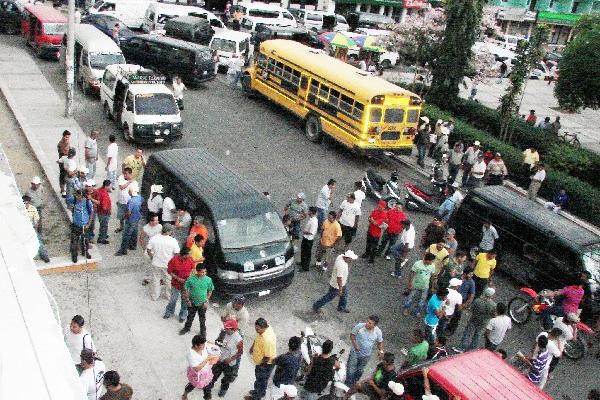 Pobladores de Chiquimula tuvieron que  caminar por falta de microbuses urbanos.