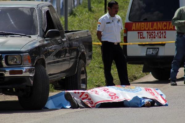 El cuerpo sin vida de Fredy Orlando Coy  quedó junto al automotor que conducía.