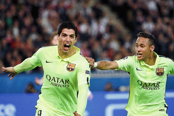 Luis Suarez y Neymar guiaron el triunfo del Barcelona 1-3 sobre el PSg en el partido de ida de los cuartos de final de la Liga de Campeones. (Foto Prensa Libre: AFP).