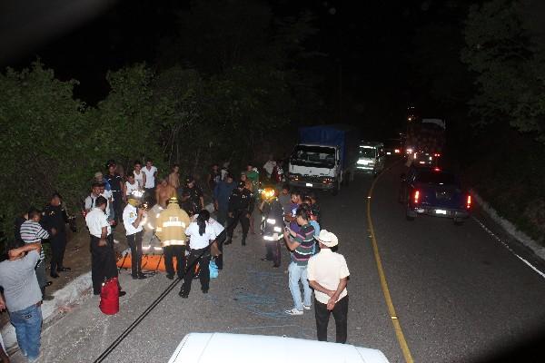 Socorristas rescatan el cuerpo de las víctimas del accidente.