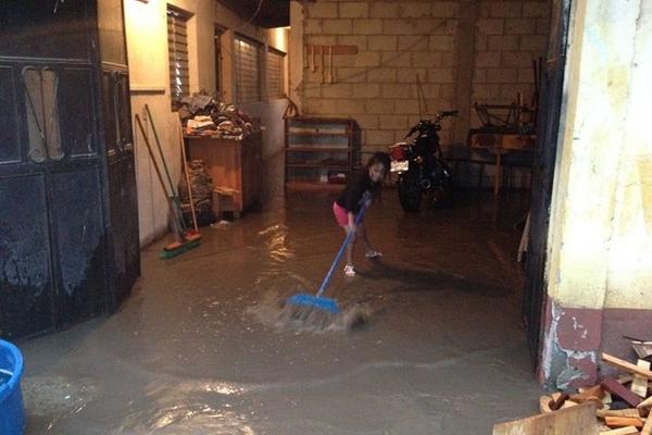 Varias viviendas en Salamá resultaron inundadas debido al aguacero de esta tarde. (Foto Prensa Libre: Carlos Grave)