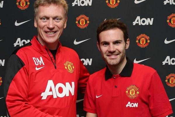 Moyes y Mata durante la firma de contrato del español. (Foto Prensa Libre: AFP)