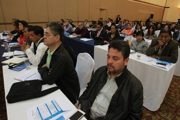 Participantes en  foro sobre  sostenibilidad y  estrategias  para  actividades extractivas (Foto Prensa Libre: Estuardo Paredes).